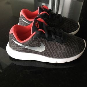 Toddler girls Nike shoes. Size 11